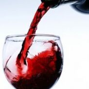 Le vin est versé dans un verre