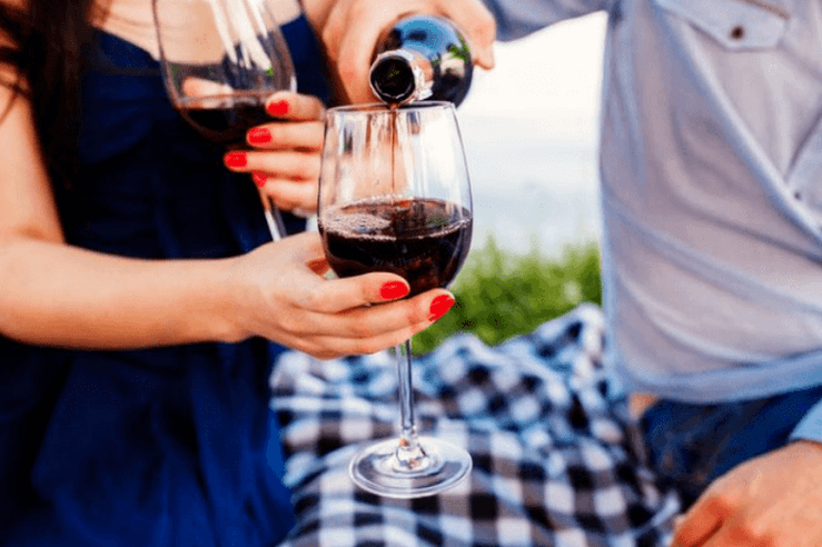 Le vin est la meilleure boisson alcoolisée pour une agréable soirée avant le sexe