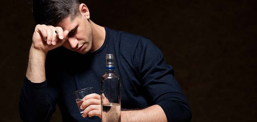 Un homme boit de l'alcool, comment arrêter de fumer, photo 1