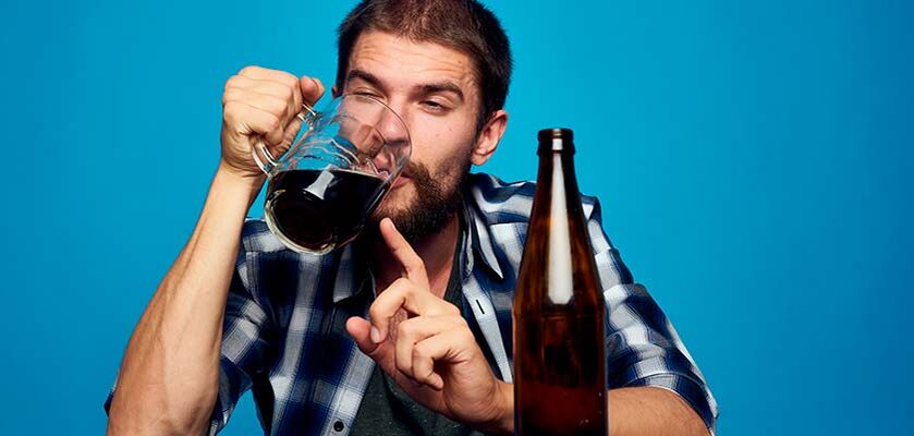 Un homme boit de l'alcool, comment arrêter de fumer, photo 2